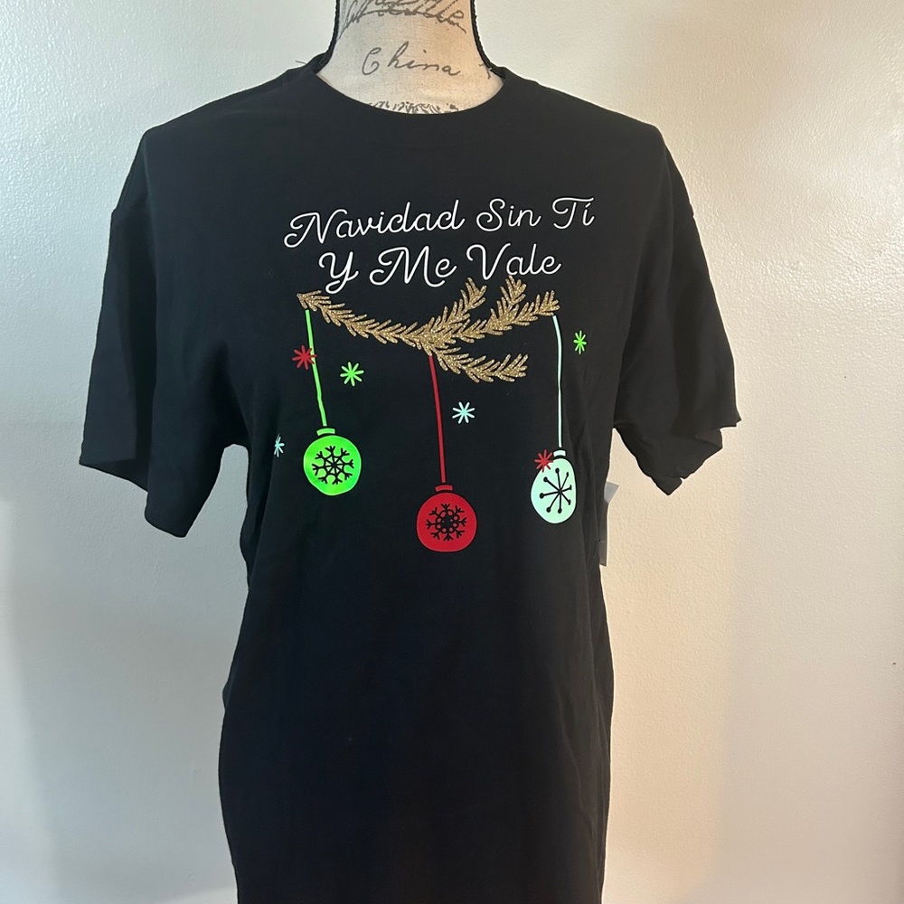 Navidad Sin Tí Y Me Vale -Black Short Sleeve Crew Neck Graphic T-Shirt